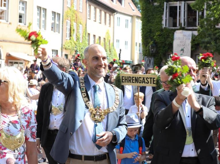 Menschen bei einem Festumzug.